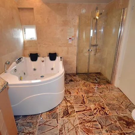 بيت للعطل Three-bedroom Holiday In